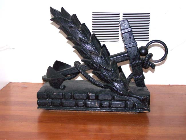 A 19th century cast iron top to a Nautical Trade Sign featuring an Anchor with laurel leaves,    — image 2